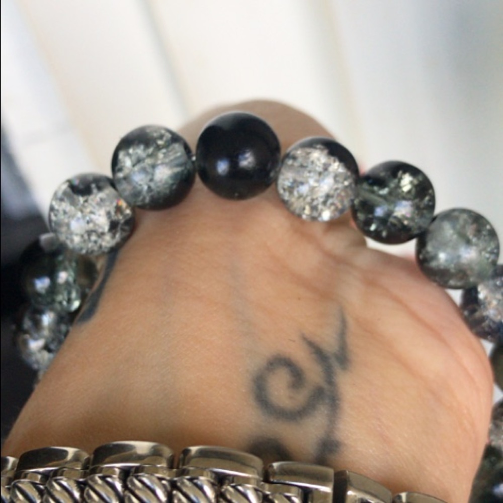 Lotus flower bracelet . Black and white austrian glass beads flower bracelet - Picture 6 of 9